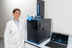 cropped-photo-lab-gcms-laptop-user-thumbs-up-0051