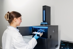 photo-lab-gcms-laptop-user-placing-column-0078