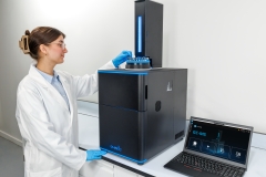 photo-lab-gcms-laptop-user-placing-vials-0047